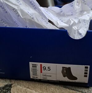 APT.9 GRAY SIZE 9 1/2 BOOTIES